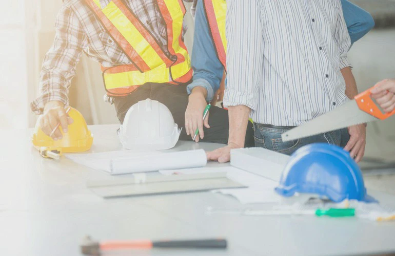 Stół z&nbsp;narzędziami do&nbsp;budowy